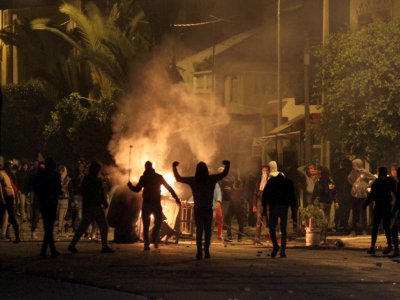 Des dizaines de jeunes jettent des pierres contre les forces de l'ordre à Siliana dans le nord de la Tunisie dans la nuit du 11 au 12 janvier 2018 - Faouzi DRIDI [AFP]