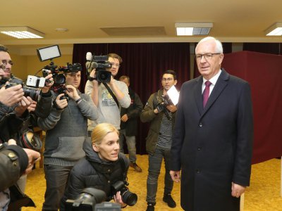 Jiri Drahos, principal adversaire du président tchèque Milos Zeman, dans un bureau de vote de Prague le 12 janvier 2018 - Stringer [AFP]