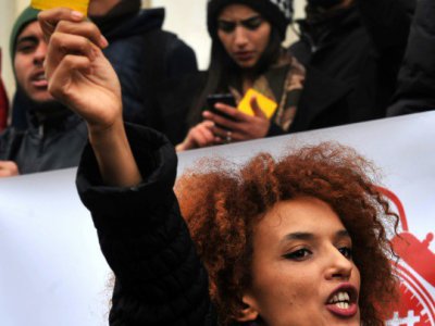 Une manifestante brandit un carton jaune contre le gouvernement lors d'une manifestation à Tunis le 12 janvier 2018 contre les mesures d'austérité. - Sofiene HAMDAOUI [AFP]