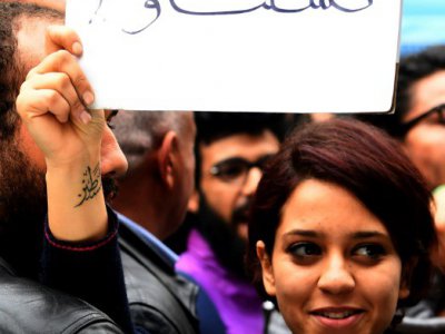 Une Tunisienne brandit une pancarte sur laquelle on peut lire en arabe "Fech Nestannew" (Qu'attendez-vous?) lors d'une manifestation à Tunis le 9 janvier 2018 - FETHI BELAID [AFP]