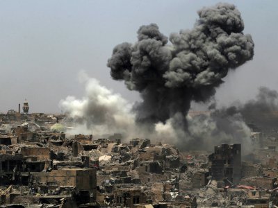 Bombardements de la coalition internationale menée par les Etats-Unis, le 9 juillet 2017 sur des positions de l'EI à Mossoul, en Irak - AHMAD AL-RUBAYE [AFP/Archives]