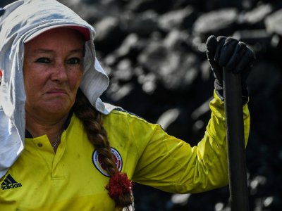 Une chercheuse d'émeraude fait une pause près du torrent de Las Animas, le 19 décembre 2017 à Muzo, en Colombie - Luis ACOSTA [AFP]