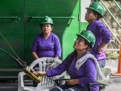 Adriana Perez (c) et deux autres femmes travaillent à la mine d'émeraudes de Muzo, le 19 décembre 2017 en Colombie - Luis ACOSTA [AFP]