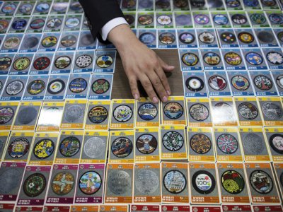 Des cartes de plaques d'égout décorées à collectionner, le 8 novembre 2017 à Tokyo - Behrouz MEHRI [AFP]