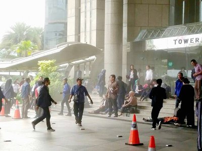 Des personnes s'enfuient après l'effrondrement partiel d'un étage sur le rez-de-chaussée de l'immeuble abritant la bourse de Jakarta, le 15 janvier 2018, faisant au moins 75 blessés - AMAILIA PUTRI HASNIAWATI [AFP]