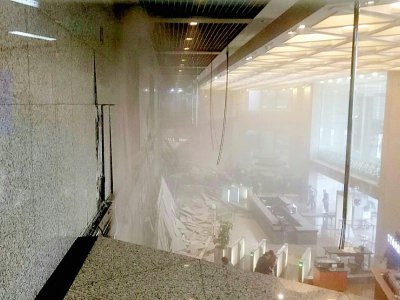 La poussière flotte encore sur le rez-de-chaussée de l'immeuble abritant la bourse de Jakarta, après l'effondrement partiel du premier étage, le 15 janvier 2018 - AMAILIA PUTRI HASNIAWATI [AFP]