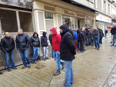 L'interminable attente des salariés devant le tribunal de commerce à Alençon. - Eric Mas