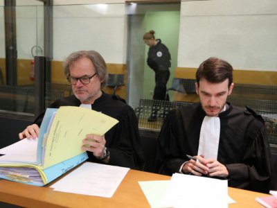Georges Raimondi (G) et Cédric Huissoud, les avocats de Patricia Dagorn, le 15 janvier 2018 à Nice - VALERY HACHE [AFP]