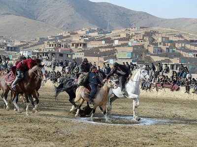 Des cavaliers sur leur monture pratiquent le bouzkachi, joute sauvage autour d'un veau décapité, dans la banlieue de Kaboul, le 1er décembre 2017 - Wakil KOHSAR [AFP]