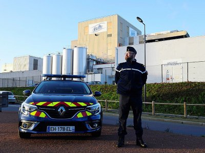 Un gendarme devant l'usine Lactalis de Craon, le 17 janvier 2018 - DAMIEN MEYER [AFP]