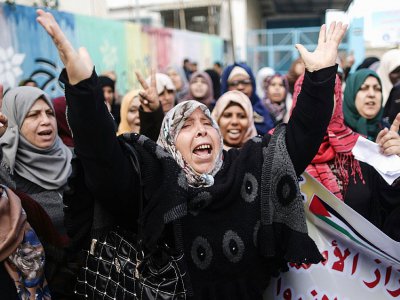 Photo de manifestantes devant les bureaux des Nations unies dans le camp de réfugiés d'Al-Nusirat, après l'annonce du gel partiel de l'aide américaine, le 17 janvier 2018 dans la bande de Gaza - MAHMUD HAMS [AFP]