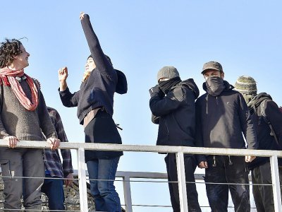 Les occupants de la ZAD de  Notre-Dame-des-Landes laissent éclater leur joie à l'annonce de l'abandon du projet d'aéroport, le 17 janvier 2018 - LOIC VENANCE [AFP]