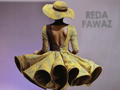 Un mannequin présente un modèle de Reda Fawaz, styliste le plus célèbre de Côte d'Ivoire, le 26 novembre 2016 à Abidjan - ISSOUF SANOGO [AFP/Archives]