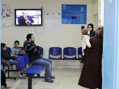 Des réfugiés palestiniens attendent dans un centre médical géré par l'UNRWA dans le camp de Bourj al-Barajneh, à Beyrouth, le 17 janvier 2018 - JOSEPH EID [AFP]