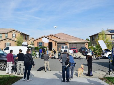 Medias et curieux font face à la "maison de l'horreur", à Perris en Californie le 16 janvier 2018 - FREDERIC J. BROWN [AFP/Archives]