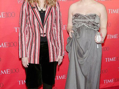 Mia Farrow (G) et sa fille Dylan Farrow à New York le 25 avril 2016 - Neilson Barnard [GETTY IMAGES NORTH AMERICA/AFP/Archives]