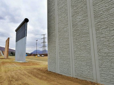 Des prototypes de parois sont exposés le 1er novembre 2017 à San Diego (Californie, ouest) dans le cadre du projet de contsruction d'un mur anti-immigraton à la frontière entre les Etats-Unis et le Mexique - FREDERIC J. BROWN [AFP/Archives]