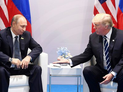 Donald Trump et Vladimir Poutine lors d'une rencontre en marge d'un sommet du G20 à Hambourg, le 7 juillet 2017 - SAUL LOEB [AFP/Archives]