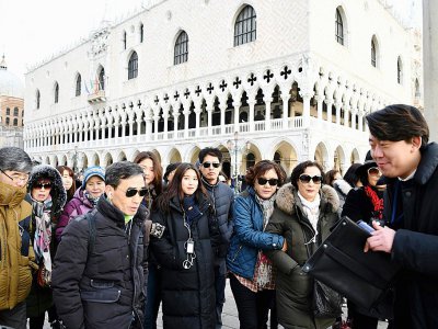 Des touristes à Venise, place San Marco, le 19 janvier 2018 - Andrea PATTARO [AFP]