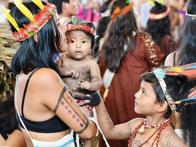Des autochtones amazoniens attendent l'arrivée du pape à Puerto Maldonado au Pérou, le 19 janvier 2018 - Vincenzo PINTO [AFP]