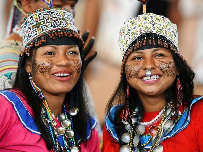 Des indigènes d'Amazonie attendent le pape François à Puerto Maldonado, dans le sud-est du Pérou, le 19 janvier 2018 - Cris BOURONCLE [AFP]
