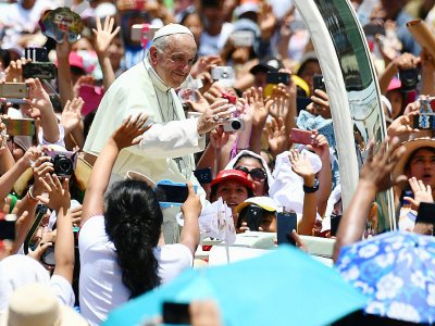 Le pape François salue les fidèles depuis sa papamobile à Puerto Maldonado (Pérou), le 19 janvier 2018 - Vincenzo PINTO [AFP]