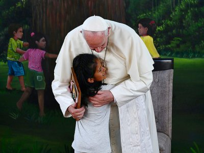 Le pape françois tient dans ses bras une enfant à Puerto Maldonado (Pérou) le 19 janvier 2018 - Vincenzo PINTO [AFP]