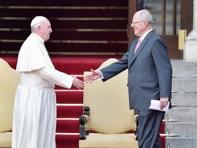 Le président péruvien Pedro Pablo Kuczynski(D) à accueille le pape François à Lima le 19 janvier 2018 - LUKA GONZALES [AFP]