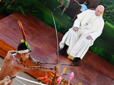 Le pape François regarde une démonstration d'un jeune indigène à Puerto Maldonado (Pérou), le 19 janvier  2018 - Vincenzo PINTO [AFP]