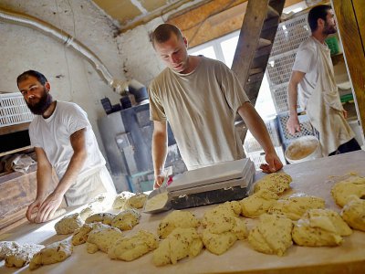 Des boulangers préparent du pain dans la Zad de Notre-Dame-des-Landes, le 19 janvier 2018 près de Nantes - LOIC VENANCE [AFP]