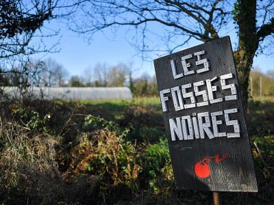 Une pancarte indique l'entrée du lieu-dit "Les Fosses Noires" dans la Zad de Notre-Dame-des-Landres, le 19 janvier 2018 près de Nantes - LOIC VENANCE [AFP]