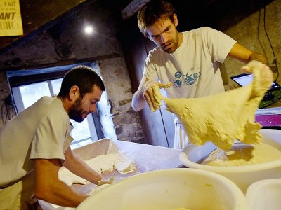 Des boulangers préparent du pain dans la Zad de Notre-Dame-des-Landes, le 19 janvier 2018 près de Nantes - LOIC VENANCE [AFP]