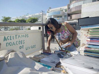Un stand de livres installé par Marcio Mizael Matolias, le 18 janvier 2018 sur la plage de Barra da Tijuca, à Rio de Janeiro - MAURO PIMENTEL [AFP]