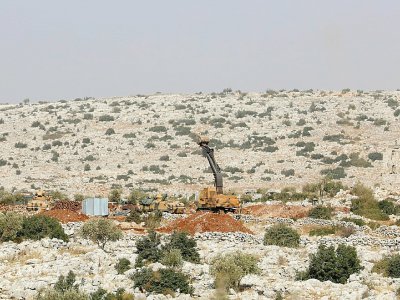 Une photo prise le 24 octobre 2017 montre des soldats de l'armée turque et des véhicules blindés sur une colline dans la région de Darret Ezza en Syrie, près de la frontière turque - OMAR HAJ KADOUR [AFP/Archives]