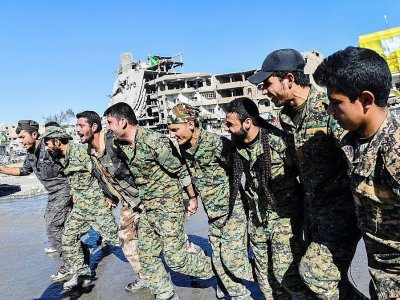 Membres des Forces démocratiques syriennes (FDS) célébrant le 18 octobre 2017 à Raqa la prise de cette ville - BULENT KILIC [AFP]