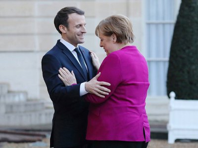 Le président français Emmanuel Macron (G) accueille la chancelière allemande Angela Merkel à l'Elysee à Paris le 19 janvier 2018 - LUDOVIC MARIN [AFP]
