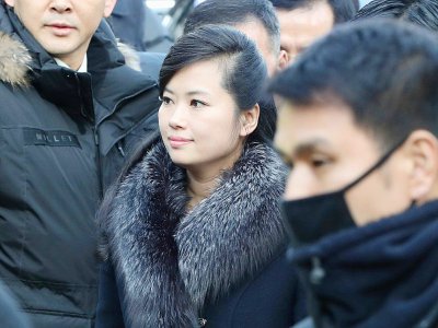 Hyon Song-Wol (C), leader d'un groupe de pop entièrement féminin très populaire en Corée du Nord, à Séoul le 21 janvier 2018 lors de visite d'une délégation nord-coréenne pour préparer les manifestations culturelles des JO d'hiver - - [KOREA POOL/AFP]