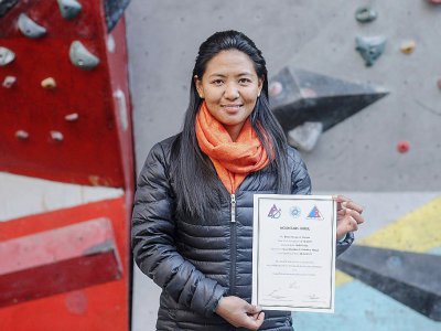 La jeune Sherpa Dawa Yangzum montre son diplôme de guide de haute montagne, lors d'une interview avec l'AFP à Katmandou, le 4 janvier 2018 au Népal - Bikash KARKI [AFP]