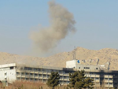 De la fumée s'échappe de l'hôtel Intercontinental de Kaboul pendant la bataille entre les assaillants talibans et les forces de sécurité afghanes, le 21 janvier 2018 - SHAH MARAI [AFP]