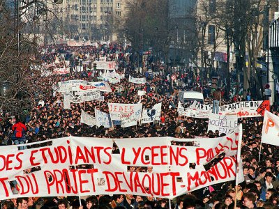 Manifestation contre le projet de réforme de l'université d'Alain Devaquet, le 4 décembre 1986 à Paris - PATRICK KOVARIK [AFP/Archives]
