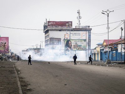 La police congolaise tire des gaz lacrymogènes et procède à des tirs de sommation pour disperser une marche anti-Kabila, à Kinshasa, le 21 janvier 2018. - JOHN WESSELS [AFP]
