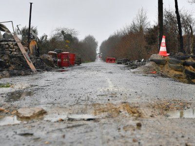 Une barricade détruite sur une route le 18 janvier 2018 à Notre-Dame-des-Landes, près de Nantes - LOIC VENANCE [AFP/Archives]