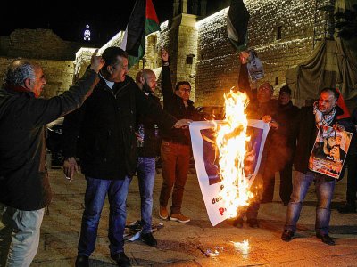 Des Palestiniens protestent à Béthleem, en Cisjordanie occupée le 21 janvier 2018 en brûlant un portrait du vice-président américain Mike Pence en visite en Israël - Musa AL SHAER [AFP]