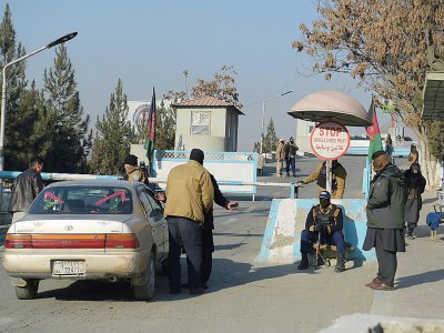 Des membres des forces de sécurité afghanes à un  checkpoint devant l'entrée de l'hôtel Intercontinental à Kaboul le 22 janvier 2018 après une attaque de talibans contre l'établissement qui a fait au moins 22 morts - SHAH MARAI [AFP]