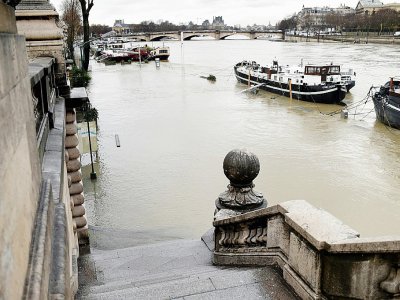 La montée des eaux a rendu les berges impraticables tout en éloignant les bateaux-logement de la rive, à Paris le 22 janvier 2018 - STEPHANE DE SAKUTIN [AFP]