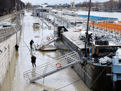 Ici, les quais sont encore praticables à condition de chausser des bottes, à Paris le 22 janvier 2018 - STEPHANE DE SAKUTIN [AFP]
