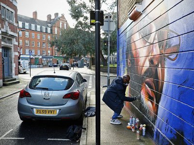L'artiste travaille à partir de ses propres photos et puise son inspiration dans son expérience de street artist - ADRIAN DENNIS [AFP]