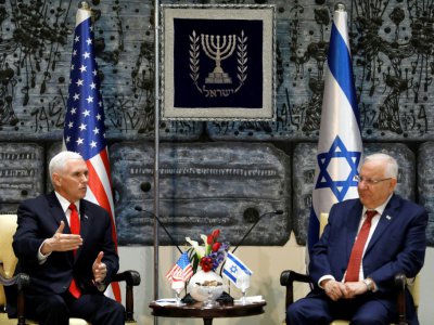 Le président israélien Reuven Rivlin reçoit à Jérusalem le vice-président américain Mike le 23 janvier 2018 - RONEN ZVULUN [POOL/AFP]