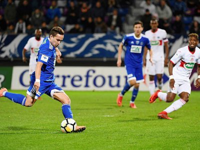 L'attaquant de Bourg-en-Bresse Julien Begue marque et signe la victoire face à Toulouse en 16e de finale de la Coupe de France au stade Marcel Verchere - ROMAIN LAFABREGUE [AFP]
