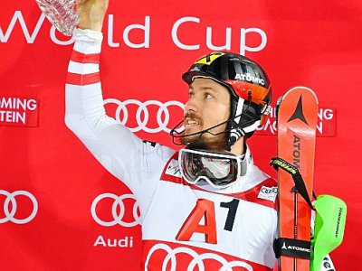 Marcel Hirscher avec son trophée lors de sa victoire au slalom de Schladming le 23 janvier 2018 - JOE KLAMAR [AFP]